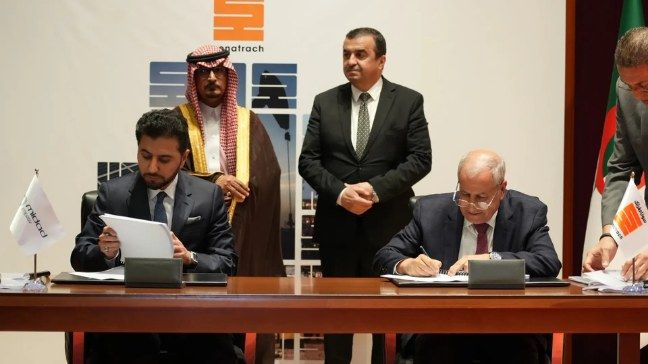 Representatives of Midad Energy and Sonatrach signing the Illizi Sud production sharing contract.